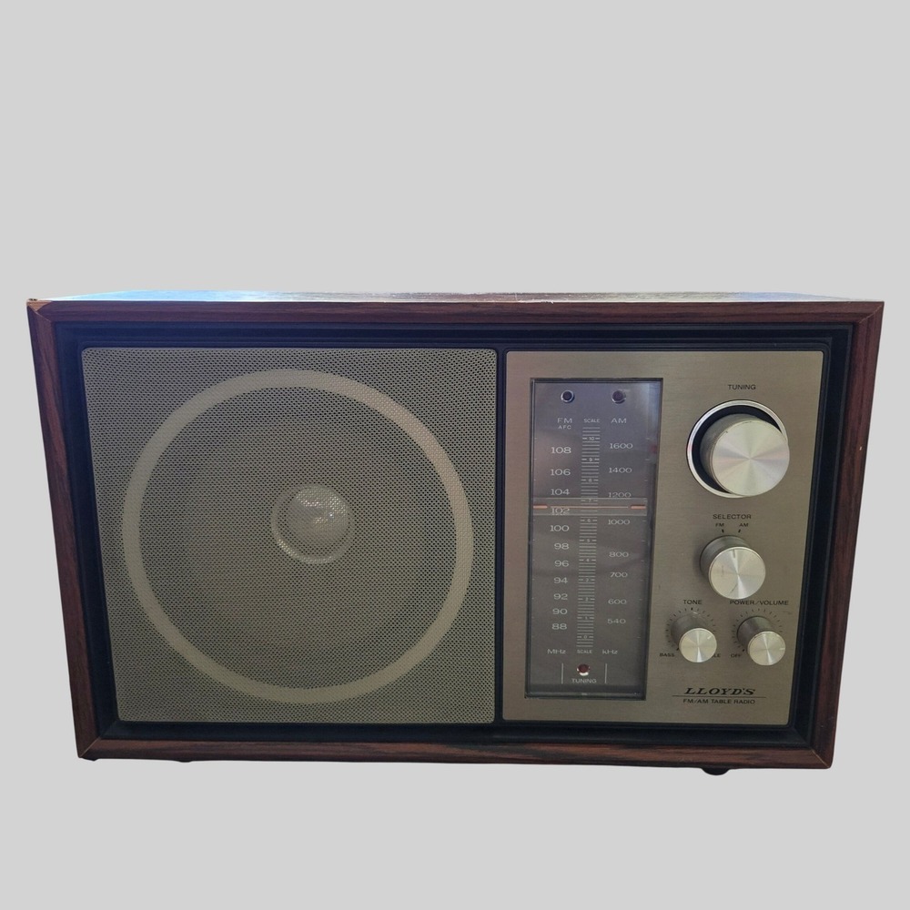 Vintage Lloyds J930 FM AM Table Radio Wood Grain Series 108A Analog Receiver